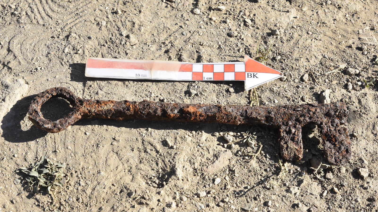 bitlis kalesindeki kazilarda tugla zemin ve kalenin anahtari bulundu O1y381ZJ