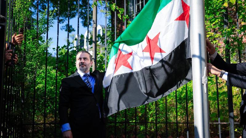 disisleri bakani seybani suriyenin washington buyukelciligine 13 yil sonra ilk kez suriye bayragi cekti QzNNAzYm