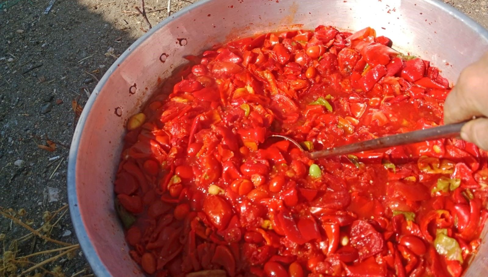 kis mevsimi gelmeden kirsal kesimlerde salca yapimi basladi 3ISjxubN