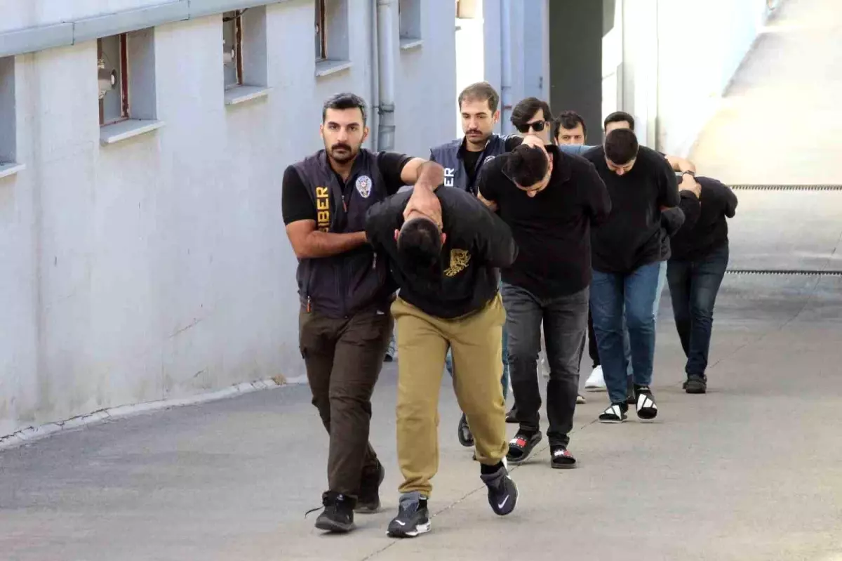 adanada otomobil dolandiriciligi operasyonu 6 supheli tutuklandi vO6YNKX1.jpg