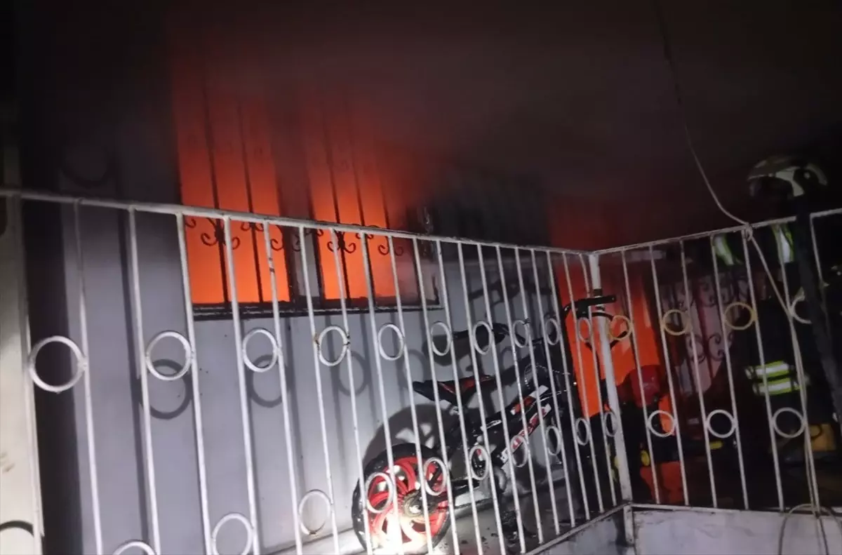 adanada yangin 2 katli ev kullanilamaz hale geldi 6a4IaeuK