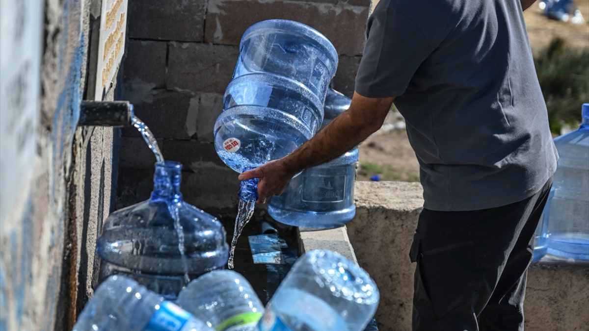 ankarada su kesintisi devam ediyor vatandaslar ellerinde bidonlarla cesmelere kostu rsACt7J3