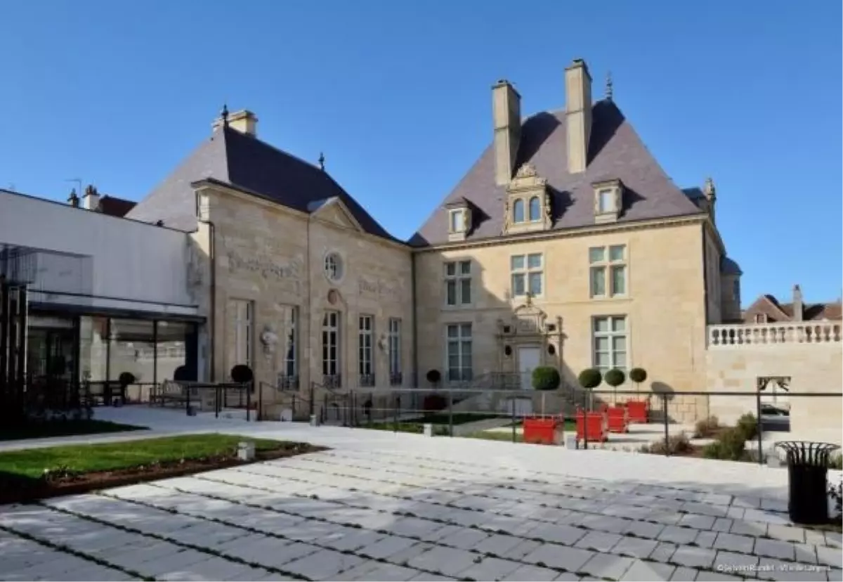 fransada muze soygunu 2 bin madeni para calindi rWBTqt8q.jpg