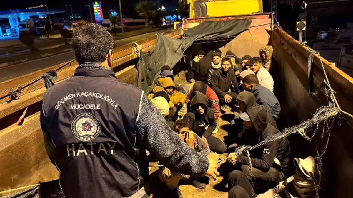 hatayda insan taciri hafriyat kamyonunda 28 kacak gocmenle yakalandi d1CKKIYA.jpg