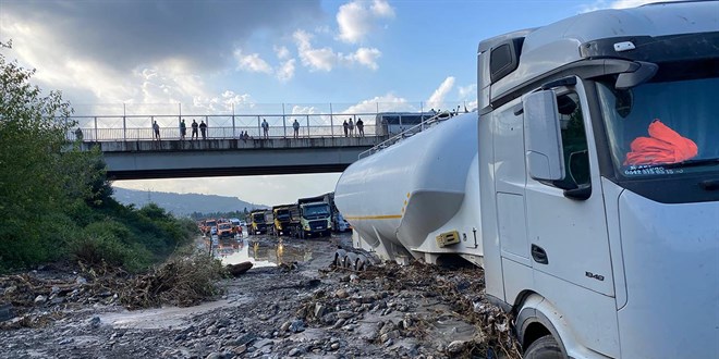 hatayda saganak sele yol acti caddeler gole dondu otoyol kapandi gdiTKTLY.jpg