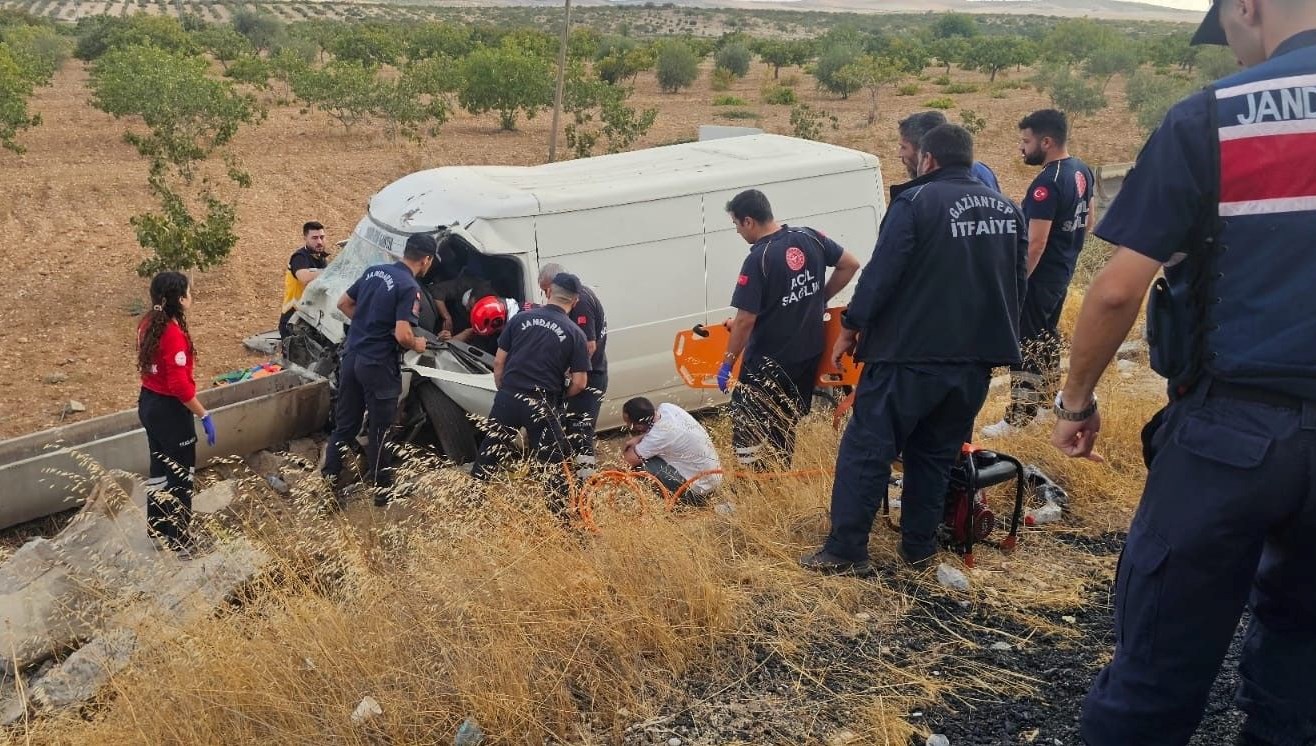 kamyonet sarampole uctu aracta sikisan kisiler agir yaralandi biWA3kd3