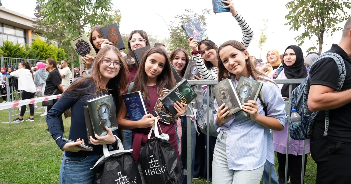 kocaeli kitap fuarinda kitap aski kuyruklara sigmadi AKMueiFV