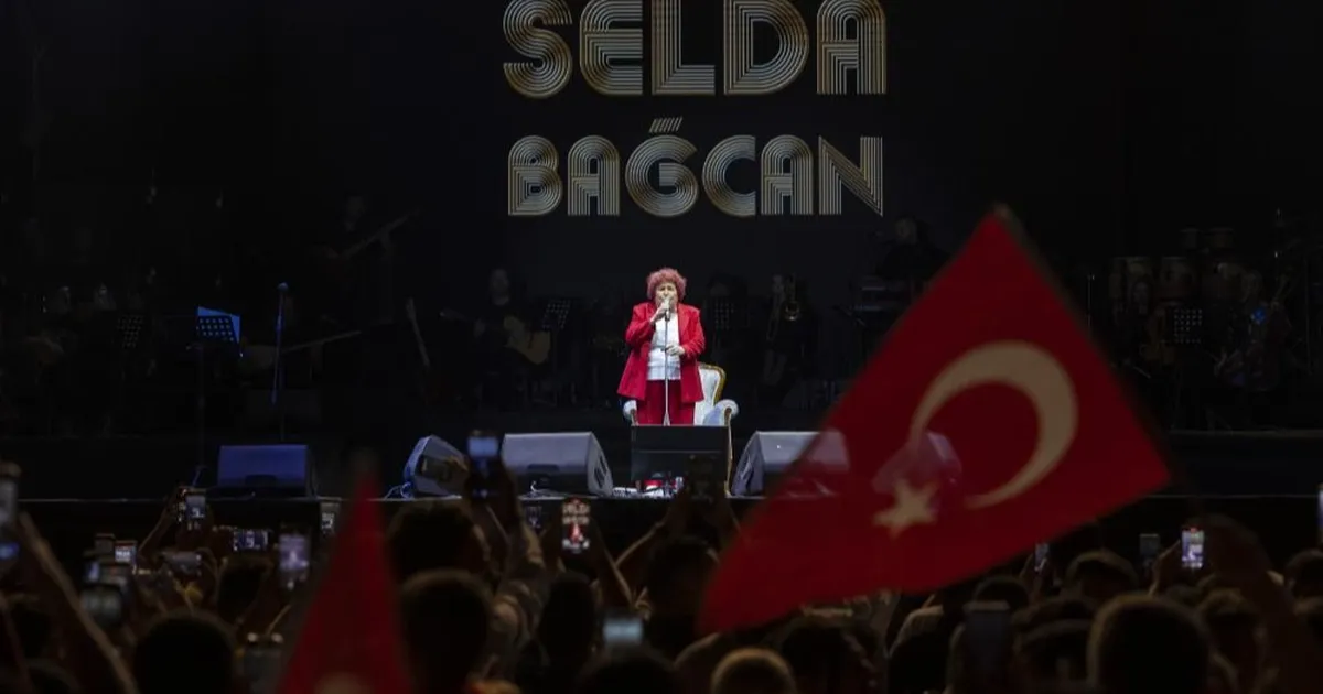 selda bagcandan mersinde cumhuriyet bayrami konseri aqXME2RF.webp